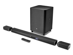 Cyberport bietet die JBL Bar 5.1 Soundbar mitsamt ihren kabellosen Surround-Lautsprechern momentan zum günstigen Deal-Preis an (Bild: JBL)