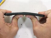 Entwarnung beim Pixel 4a von Google: Trotz Plastikgehäuse stabil genug, selbst für einen Bendtest.
