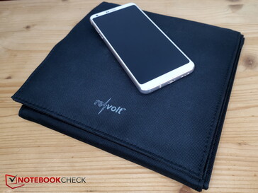 Zum Größenvergleich mit Smartphone