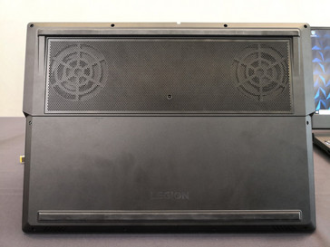 Unterseite des Y530. Die Bodenplatten beider Modelle scheinen sich nur unter Schwierigkeiten abnehmen zu lassen