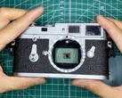 Diese Leica M2 wurde mit einem Raspberry Pi Kameramodul in eine Digitalkamera umfunktioniert. (Bild: Michael Suguitan)