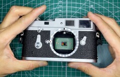 Diese Leica M2 wurde mit einem Raspberry Pi Kameramodul in eine Digitalkamera umfunktioniert. (Bild: Michael Suguitan)