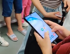 Das Samsung Galaxy Note 10+ wurde in der U-Bahn ertappt, noch vor dem Launch.