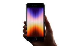 Das Apple iPhone SE der dritten Generation bietet eine deutlich längere Akkulaufzeit. (Bild: Apple)