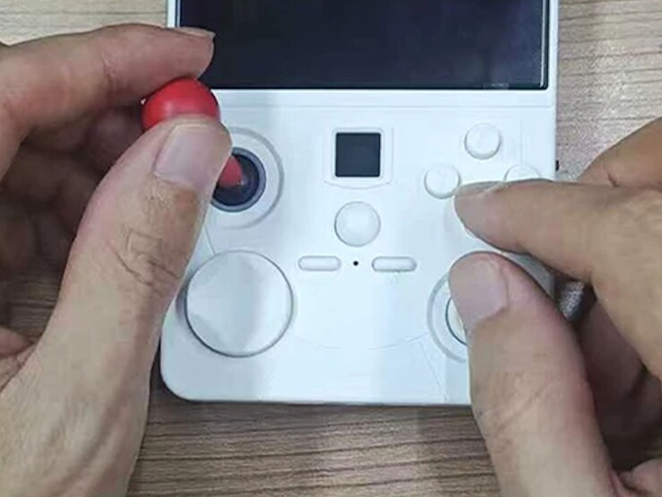 Es lässt sich ein verlängerter Joystick nutzen (Bildquelle: Hersteller)