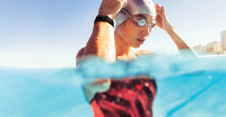 Der Fitbit Charge 4 ist bis zu einer Tiefe von 50 Metern wasserfest, sodass er auch beim Schwimmen getragen werden kann. (Bild: Fitbit)