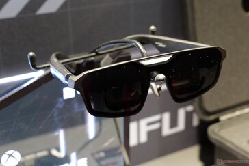 Enthalten ist auch eine Display-Brille