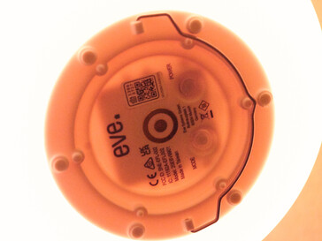 Unterseite von Eve Flare mit Henkel und Ladekreisen. (Foto: Andreas Sebayang/Notebookcheck.com)