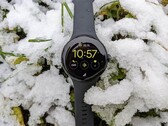 Die Google Pixel Watch Gen 1 ist im Deal derzeit für unter 200 Euro bestellbar (Bild: Benedikt Winkel)