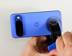 Die Rückseite des Pixel 10 kann vergleichsweise einfach abgenommen werden. (Bildquelle: iFixit)