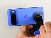 Die Rückseite des Pixel 10 kann vergleichsweise einfach abgenommen werden. (Bildquelle: iFixit)
