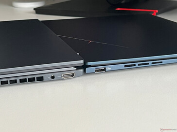 Zenbook Duo OLED (links) vs. Zenbook 14 OLED (rechts)