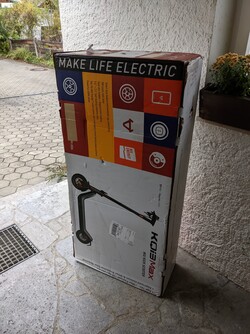 Der Niu KQi3 Max kommt in einem großen Karton