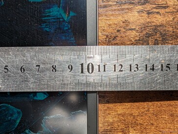 Relativ dünne Ränder im Vergleich zu anderen Workstations