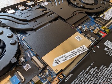 2x SODIMM unter der Aluminiumabschirmung