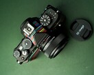 Das SG-Image 35 mm f/2.2 wird als kompaktes Allround-Objektiv zum günstigen Preis vermarktet.