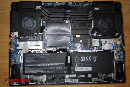 Dank zwei RAM-Bänken und zwei M.2-Slots kann das XMG Core 16 problemlos aufgerüstet werden (Bild: Christian Hintze)