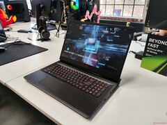 Alpha 17: Das Notebook kombiniert eine Ryzen-APU mit einer Nvidia-GPU