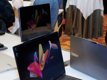 Der externe Bildschirm wirkt sehr groß. (Foto: Andreas Sebayang/Notebookcheck.com)