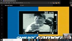 Die Game Boy Camera fällt in einer Zoom-Konerenz auf jeden Fall auf. (Bild: RetroGameCouch, YouTube)