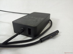 praktischer USB-Port am Ladegerät, um zusätzliche Geräte zu laden