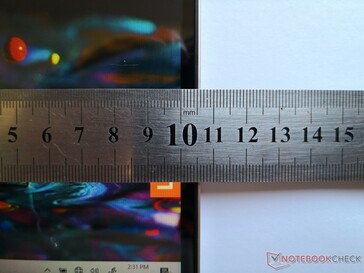 Etwa 11 mm zwischen dem Rand des Displays und dem Rand des Deckels