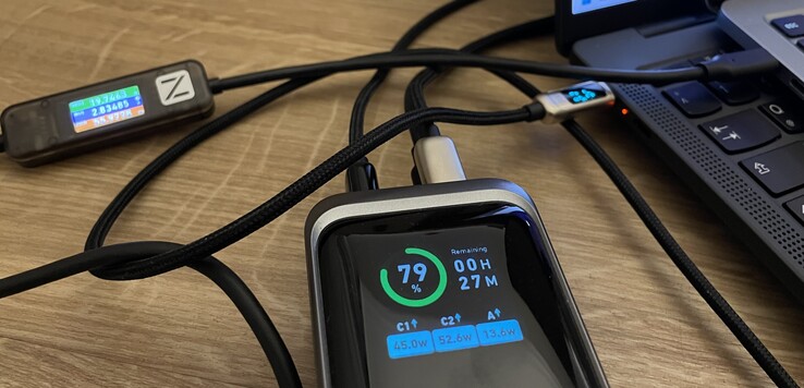 Praktische Anzeige des Status: Hier werden zwei Notebooks und ein Smartphone aufgeladen. (Foto: Andreas Sebayang/Notebookcheck.com)