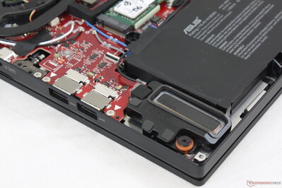 Verbesserte Lautsprecher mit zwei nach unten gerichteten Tieftönern und zwei nach oben gerichteten 4-W-Hochtönern. Verbesserte Lautsprecher mit zwei nach unten gerichteten Tieftönern und zwei nach oben gerichteten 4-W-Hochtönern.