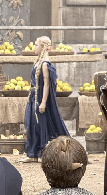 Fans vermuten auf diesem Bild eine junge Marika und möglicherweise ein Omenkind. 