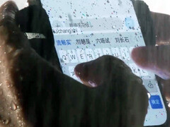 Oppo A6s Pro im Regen.