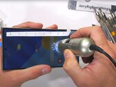 JerryRigEverything bestätigt die höhere Widerstandsfähigkeit von Gorilla Glas Armor gegen Kratzer am Samsung Galaxy S24 Ultra.