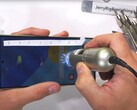JerryRigEverything bestätigt die höhere Widerstandsfähigkeit von Gorilla Glas Armor gegen Kratzer am Samsung Galaxy S24 Ultra.