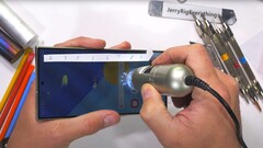 JerryRigEverything bestätigt die höhere Widerstandsfähigkeit von Gorilla Glas Armor gegen Kratzer am Samsung Galaxy S24 Ultra.