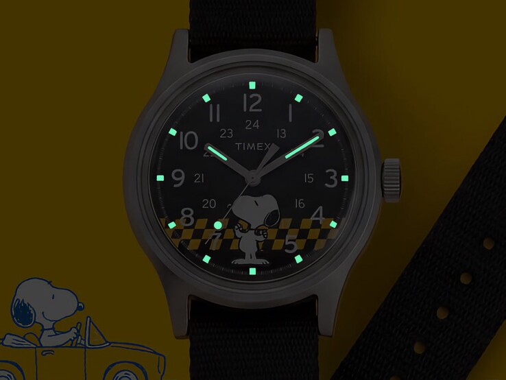 Die Timex x Peanuts Snoopy MK1 leuchtet im Dunkeln dank der lumineszierenden Indexe und Zeiger.