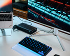 Lenovo ThinkPad X9 14 Laptop angeschlossen an die Aorus RTX 5060 Ti AI Box eGPU und einen Evnia Monitor mit Cyberpunk 2077 auf dem Schreibtisch.
