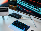 Lenovo ThinkPad X9 14 Laptop angeschlossen an die Aorus RTX 5060 Ti AI Box eGPU und einen Evnia Monitor mit Cyberpunk 2077 auf dem Schreibtisch.