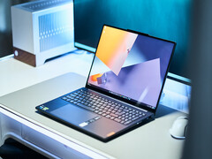 Lenovo Yoga Pro 9i 16 Laptop im Test - Tolles Mini-LED-Panel, aber unnötige Sparmaßnahmen