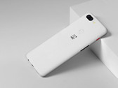 Der Nachfolger zum OnePlus 5T, hier in Sandstone White, wird im 2. Quartal 2018 erscheinen.