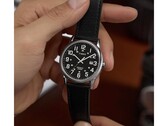 Die Timex TW2Y12800JQ besitzt ein silberfarbenes 38-mm-Gehäuse.