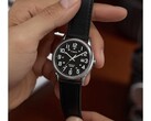 Die Timex TW2Y12800JQ besitzt ein silberfarbenes 38-mm-Gehäuse.