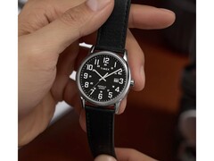 Die Timex TW2Y12800JQ besitzt ein silberfarbenes 38-mm-Gehäuse.