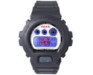 Casio G-Shock DW-6900 x F.C. Real Bristol mit blauer EL-Hintergrundbeleuchtung zeigt ein hinter der Digitalanzeige verstecktes rotes Bristol-Logo