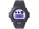 Casio G-Shock DW-6900 x F.C. Real Bristol mit blauer EL-Hintergrundbeleuchtung zeigt ein hinter der Digitalanzeige verstecktes rotes Bristol-Logo