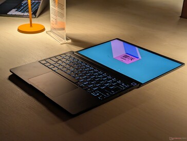 Erfreulicherweise lassen sich die Scharniere im neuen Design weiterhin um volle 180 Grad öffnen – ein Feature, das uns schon am ursprünglichen Modell besonders gefallen hat.