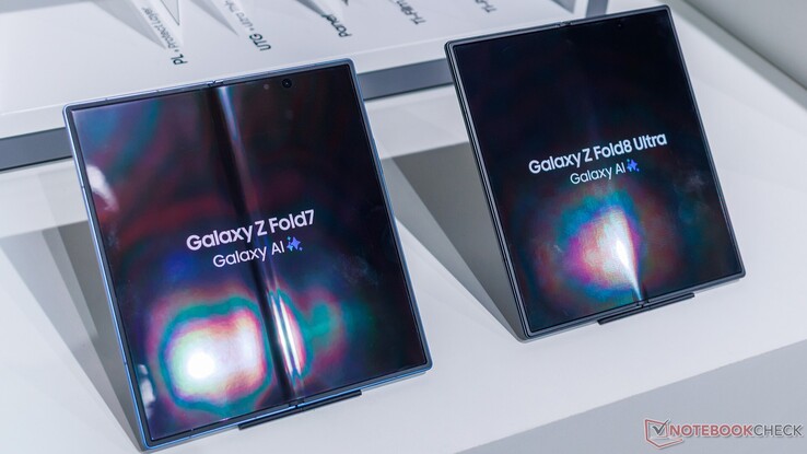 Die Falte des Galaxy Z Fold7 (wohl nach der Benutzung) im Vergleich mit einem neuen Galaxy Z Fold8 Ultra.