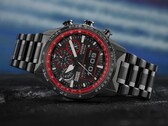 Die Uhr besitzt eine drehbare Rechenschieberlünette, wie sie früher in Flugzeugen zur manuellen Berechnung von Treibstoffverbrauch und Entfernungen verwendet wurde