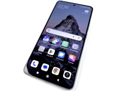 Das Xiaomi 14T hat nicht nur viel Speicher, sondern auch ein tolles Gehäuse und angemessen viel Leistung (Bildquelle: Daniel Schmidt)