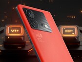 Das iQOO Neo 8 Pro setzt auf eine markante Rückseite mit Leder-Textur, wahlweise in Schwarz, Grün oder Orange. (Bild: Vivo)
