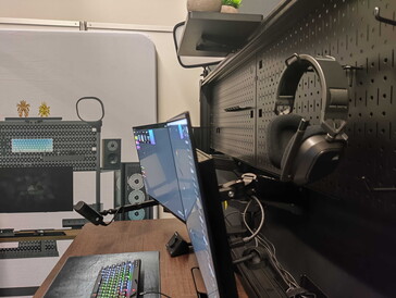 Hinter den Monitorarmen bieten sich an der Lochplatte Aufbewahrungsmöglichkeiten