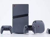 Die limitierte graue Sonderedition der PlayStation 5 Pro mit zwei farblich passenden DualSense-Controllern (Bildquelle: Sony Interactive Entertainment)